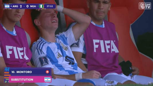 Montoro chora no banco de reservas da Argentina durante partida do Mundial Sub-20
