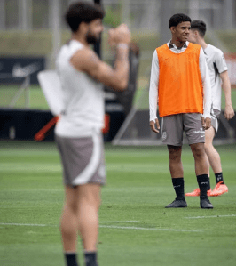 Joaquim em treino no profissional do Corinthians