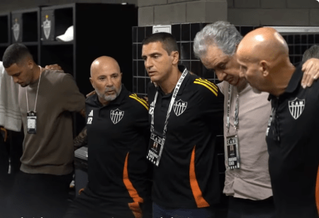 Jorge Sampaoli em discurso a jogadores no vestiário da Arena MRV, estádio do Atlético