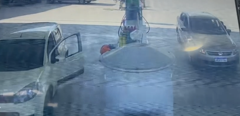 Vídeo: mulher é morta a tiros por ex-companheiro em posto de combustíveis