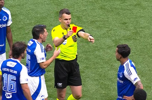 Kaio Jorge se revolta e é expulso de Atlético x Cruzeiro após gesto contra a arbitragem