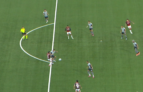 Momento do pênalti reclamado pelo Flamengo contra o Botafogo