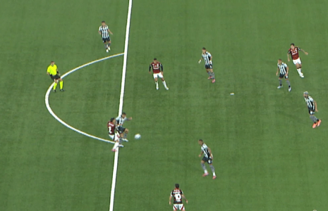 Momento do pênalti reclamado pelo Flamengo contra o Botafogo