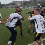 Santos: Neymar 'se vinga' de funcionário que acertou bolada em Mavie; veja
