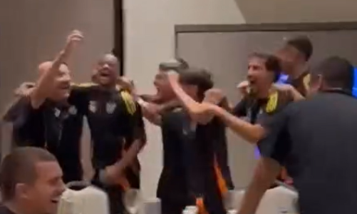 Elenco profissional do Atlético celebrou muito o título sub-17