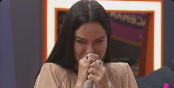 Tamires cai no choro após expulsão de Gaby Spanic