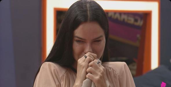 Tamires cai no choro após expulsão de Gaby Spanic