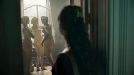Gerluce (Sophie Charlotte) se impressiona com escultura secreta na casa de Arminda (Grazi Massafera)