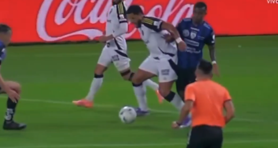 Lance em que Hulk, do Atlético, foi derrubado dentro da área, nesta terça-feira (21)