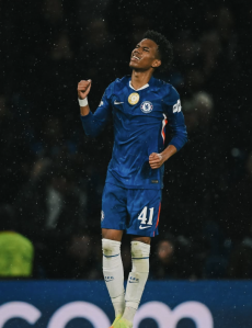 Estevão marca em goleada do Chelsea sobre Ajax