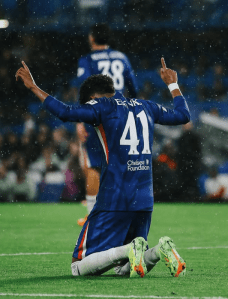 Estevão celebra primeiro gol na Champions League