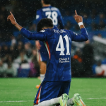 Estevão, do Chelsea, comemora primeiro gol na Champions League