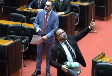Oposição leva até travesseiro para votação da PEC do Referendo