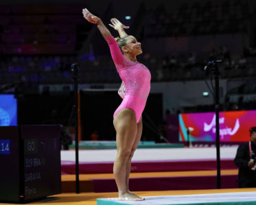 Flávia saraiva durante apresentação no Mundial de Jacarta