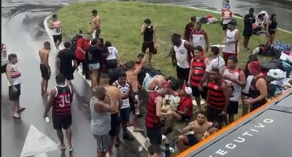 Ônibus com torcedores do Flamengo capotou na Rodovia Dutra, no Rio de Janeiro