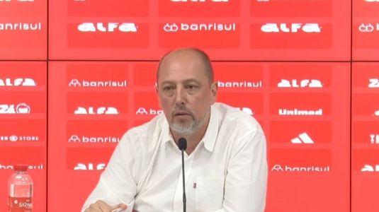 Alessandro Barcellos concedeu entrevista na sala de coletivas do CT Parque Gigante, em Porto Alegre