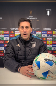 Diego Milito, presidente do Racing, participa de campanha contra o racismo