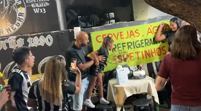 Atlético: família comemora aniversário nos arredores da Arena MRV antes de decisão