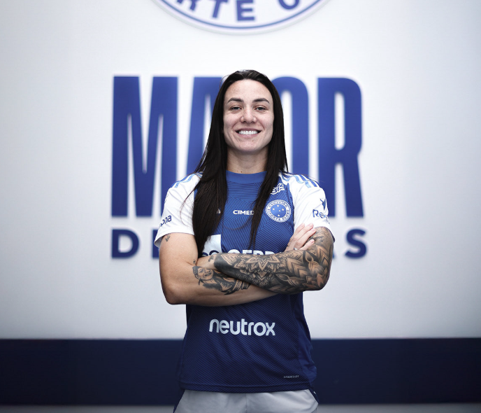 Cruzeiro anuncia renovação de contrato com zagueira até 2027