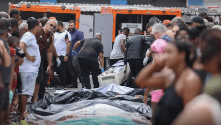 Dezenas de corpos foram trazidos por moradores para a Praça São Lucas, na Penha, zona norte do Rio de Janeiro, após ação policial da Operação Contenção