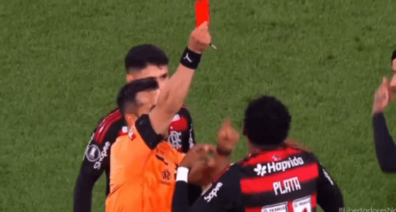 Gonzalo Plata recebeu o cartão vermelho no jogo entre Racing e Flamengo, nesta quarta-feira (29)