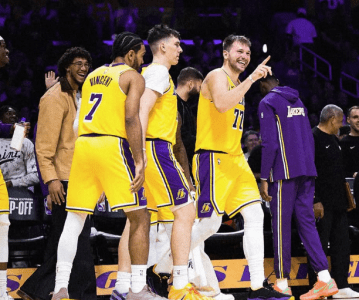 Elenco do Los Angeles Lakers durante jogo da NBA