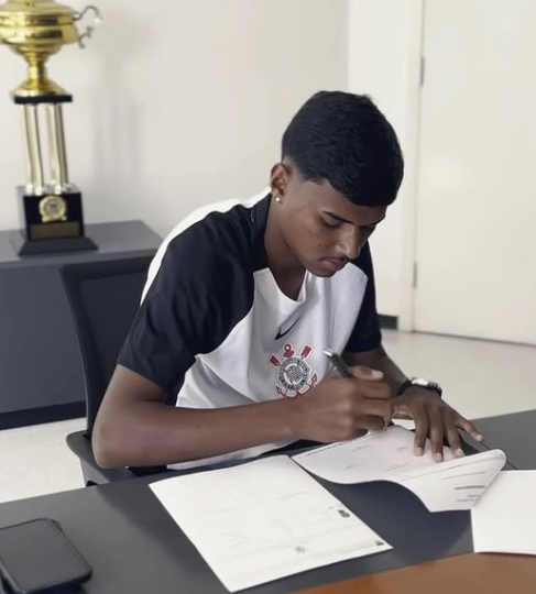 Com multa milionária, meia assina contrato profissional no Corinthians