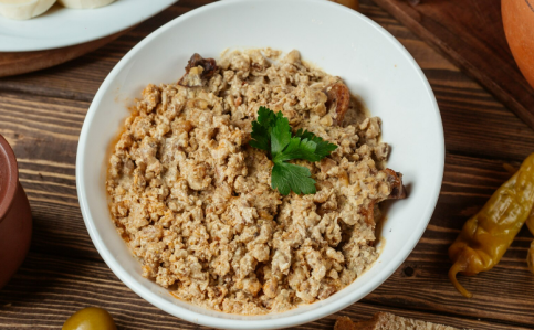 A farofa de manteiga que vai roubar a cena no seu churrasco