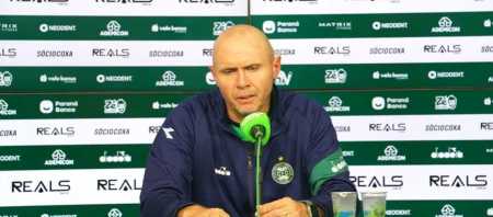 Mozart Santos concedeu entrevista coletiva após o empate do Coritiba com o CRB no Couto Pereira