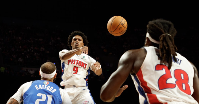 NBA: Detroit Pistons vira sobre o Dallas Mavericks na Cidade do México