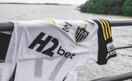 Camisa do Atlético foi colocada pela comunicação do clube na orla do Rio Guaíba, em Porto Alegre
