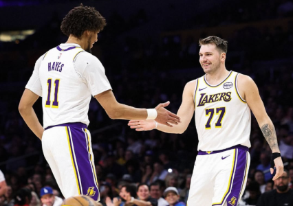 Hayes e Doncic em jogo dos Lakers
