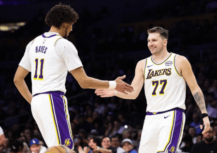 Hayes e Doncic em jogo dos Lakers