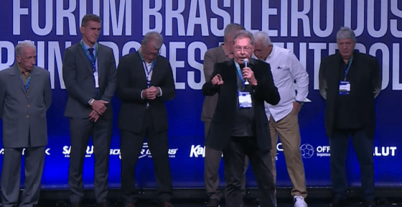 Oswaldo de Oliveira protagonizou uma cena constragedora nesta terça-feira (4), na CBF