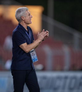 Luis Castro durante jogo do Al Wasl