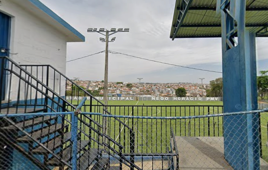 Gramado sintético do Estádio Nego Horácio é fechado para manutenção em Varginha