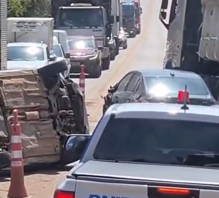 Carro capota em acidente com três veículos na BR-356, próximo ao trevo do maracuja em ouro preto