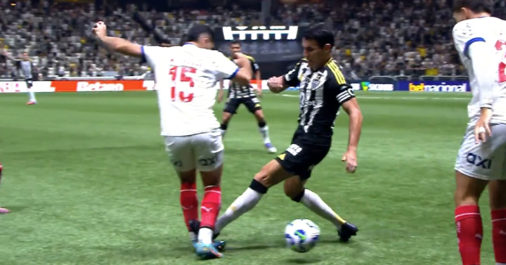 Lance envolvendo Junior Alonso e Michel deixou Rogério Ceni 'na bronca' com arbitragem de Atlético e Bahia