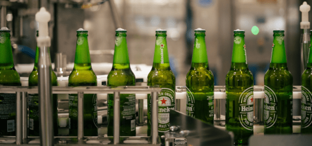 Essa é a primeira cervejaria do grupo construída do zero no Brasil e conta com sistemas modernos de eficiência hídrica e energética, além de soluções para tratamento e reuso de água.