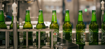 Essa é a primeira cervejaria do grupo construída do zero no Brasil e conta com sistemas modernos de eficiência hídrica e energética, além de soluções para tratamento e reuso de água.