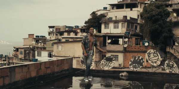 Jaafar Jackson gravou clipe no Vidigal, no Rio