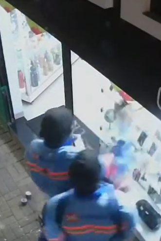 Homens quebram vitrine e furtam celulares de loja no centro de Ouro Branco (MG)