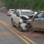 Colisão frontal entre dois veículos deixa trânsito lento na BR-381, entre Santana do Paraíso e Belo Oriente