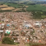 Drone mostra destruição causada por tornado que devastou cidade no Paraná