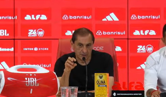 Técnico do Inter, Ramón Díaz diz que 'futebol é para homens, não para meninas'