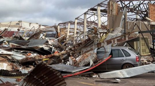 Imagens mostram rastro de destruição deixado por tornado no Paraná