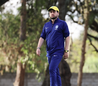 Arthur Elias durante treino da Seleção Brasileira