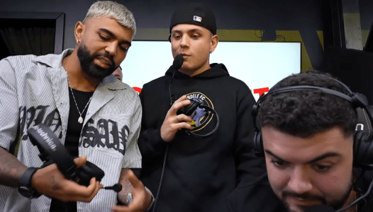 Gabigol, do Cruzeiro, durante transmissão do jogo do Dendele F.C