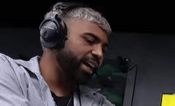 Gabigol, atacante do Cruzeiro, durante transmissão da Kings League Brazil