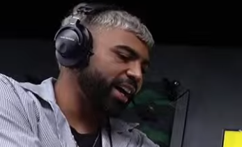 Gabigol, atacante do Cruzeiro, durante transmissão da Kings League Brazil